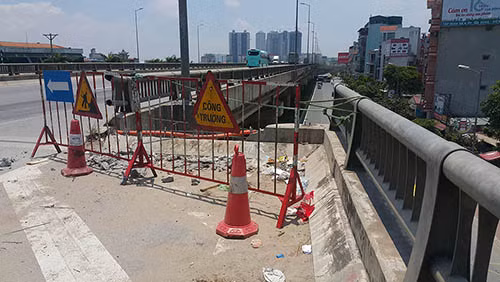 Hiện trường vụ tai nạn trước và sau khi được dựng rào chắn.