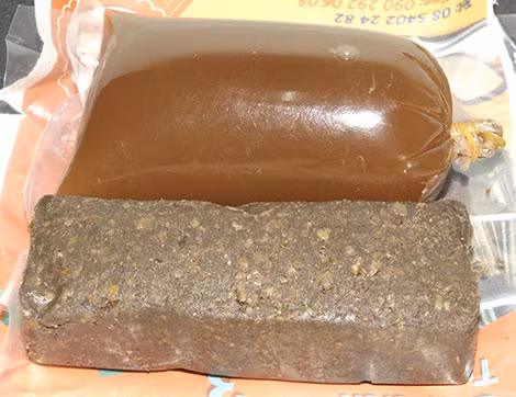 Thuốc lạ của “nữ thầy” bán mang về nhà uống và đắp.