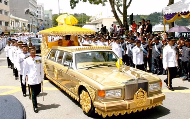Chiếc Rolls-Royce dát vàng 24 carat giá 14 triệu USD.