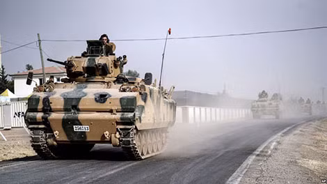 Xe tăng quân đội Thổ Nhĩ Kỳ tiến đến biên giới Syria ngày 3-9. Xe tăng quân đội Thổ Nhĩ Kỳ tiến đến biên giới Syria ngày 3-9.