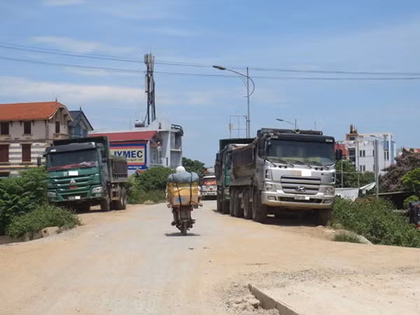 Tăng cường công tác tuần tra xử lý nghiêm vi phạm để ngừa xe quá trọng tải “phá” đê.