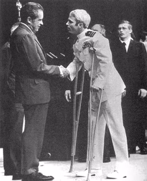 Tổng thống Mỹ Richard Nixon bắt tay tù binh phi công John Sidney McCain vừa được trao trả từ Việt Nam trở về, năm 1973. Ảnh Tư liệu.