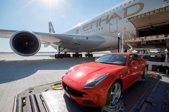 Chiếc siêu xe Ferrari của một vị khách giàu có được vận chuyển tới châu Âu bằng dịch vụ của Etihad Airline.