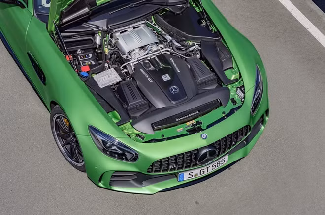 Để người hâm mộ không phải thất vọng, hãng Mercedes-Benz đã trang bị động cơ V8, tăng áp kép, dung tích 4.0 lít cho Mercedes-AMG GT R. Động cơ tạo ra công suất tối đa 577 mã lực và mô-men xoắn cực đại 516 lb-ft. Như vậy, so với Mercedes-AMG GT S, siêu xe Mercedes-AMG GT R mạnh hơn 74 mã lực và 37 lb-ft.