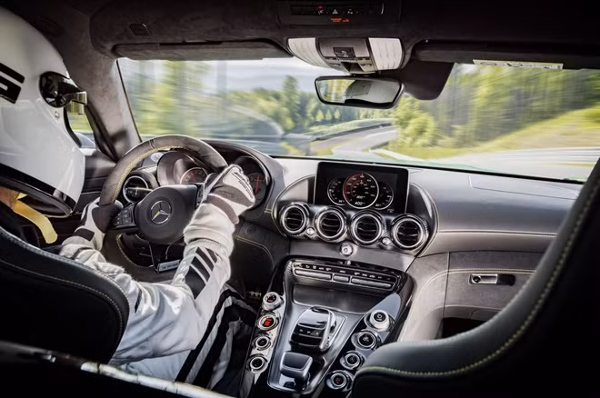 Hiện chưa rõ giá bán cụ thể của siêu xe Mercedes-AMG GT R hoàn toàn mới. Tuy nhiên, Mercedes-AMG GT R chắc chắn sẽ có giá cao hơn con số 131.200 USD (tương đương 2,9 tỷ đồng) của Mercedes-AMG GT S tại thị trường Mỹ.