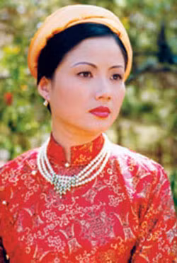 Yến Chi trong vai Nam Phương Hoàng hậu. Yến Chi trong vai Nam Phương Hoàng hậu.