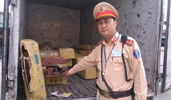 4 m3 gỗ trắc quý hiếm được giấu trên ô tô.