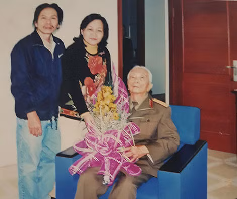Đại tướng Võ Nguyên Giáp và vợ chồng nghệ sĩ Nguyễn Sang - kim Thanh (2008).