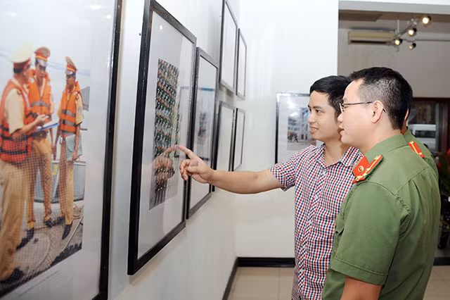 Dù trời mưa nhưng triển lãm vẫn thu hút rất đông các nhiếp ảnh gia, độc giả quan tâm tới chiêm ngưỡng.