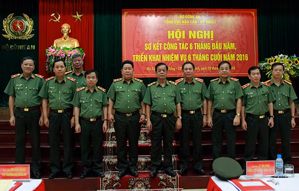 Thứ trưởng Bùi Văn Thành với các đại biểu tham dự Hội nghị.