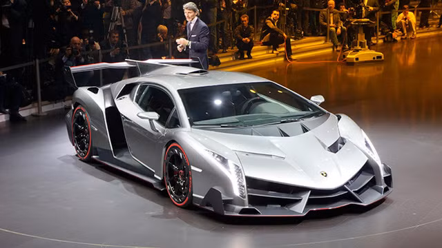 5. Veneno: Trong lịch sử hình thành và phát triển của Lamborghini, Veneno được coi là một trong những “siêu bò” mạnh mẽ nhất. Xe bắt đầu được ra mắt công chúng tại Geneva Motor Show 2013 nhưng chỉ được sản xuất với số lượng giới hạn. Chỉ có đúng 3 chiếc ra đời. Xe vẫn dùng chung động cơ của người anh em Aventador là loại V12 6.5L nhưng công suất được đẩy lên tới 739 mã lực và tốc độ tối đa đạt trên 350km/h. 5. Veneno: Trong lịch sử hình thành và phát triển của Lamborghini, Veneno được coi là một trong những “siêu bò” mạnh mẽ nhất. Xe bắt đầu được ra mắt công chúng tại Geneva Motor Show 2013 nhưng chỉ được sản xuất với số lượng giới hạn. Chỉ có đúng 3 chiếc ra đời. Xe vẫn dùng chung động cơ của người anh em Aventador là loại V12 6.5L nhưng công suất được đẩy lên tới 739 mã lực và tốc độ tối đa đạt trên 350km/h.
