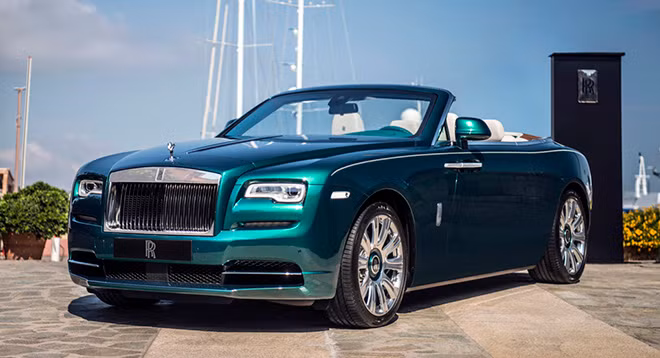 Chiếc Rolls-Royce Dawn phiên bản đặc biệt được sơn màu xanh ngọc lục bảo.