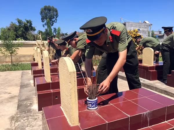Đoàn viên, thanh niên kính cẩn thắp hương tri ân từng phần mộ các anh hùng liệt sỹ.