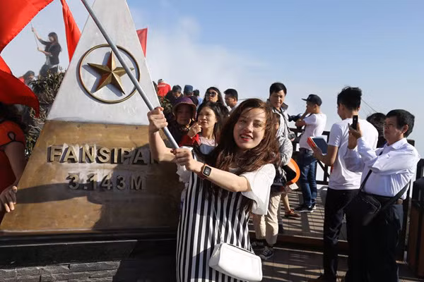 Từ trên cao nhìn xuống, mây bồng bềnh, mơn man. Đứng giữa cảnh sắc ấy, ngỡ như mình đang lạc vào chốn thiên đường.