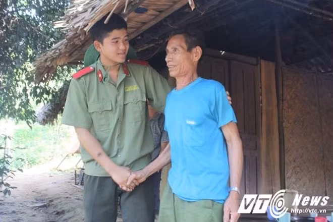 Sinh viên Học viện An ninh đã trực tiếp thăm hỏi và tặng quà các gia đình có hoàn cảnh khó khăn.