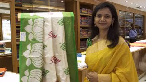 Lavanya Nalli với sari truyền thống của công ty.