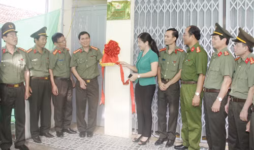 Đại tá Dương Văn Tiến, Phó Giám đốc Công an tỉnh và đại diện lãnh đạo UBND huyện Hoằng Hóa trao nhà tình nghĩa cho gia đình đồng chí Lê Bá Huynh. Đại tá Dương Văn Tiến, Phó Giám đốc Công an tỉnh và đại diện lãnh đạo UBND huyện Hoằng Hóa trao nhà tình nghĩa cho gia đình đồng chí Lê Bá Huynh.