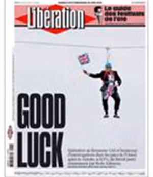 Trang bìa tờ báo Pháp đăng ảnh Liberation Boris Johnson đu người trên dây cáp ở Đông London.