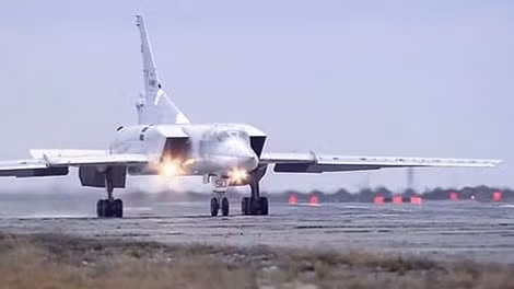 Máy bay ném bom chiến lược Nga Tu-22M3 tại căn cứ không quân ở Iran. Máy bay ném bom chiến lược Nga Tu-22M3 tại căn cứ không quân ở Iran.