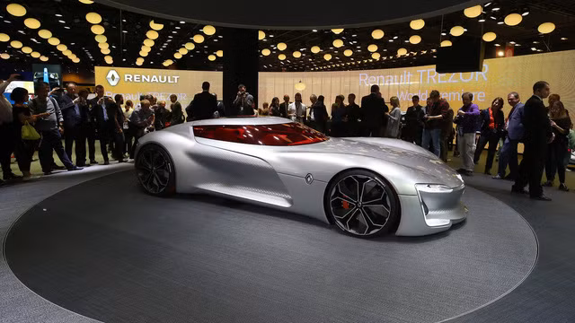 Một trong những mẫu xe có thiết kế ấn tượng nhất tại triển lãm Paris năm nay chính là Renault Trezor Concept. Tương tự DeZir ra mắt cách đây 6 năm, Trezor Concept cũng trình làng với vai trò cho thấy ngôn ngữ thiết kế mới của Renault.