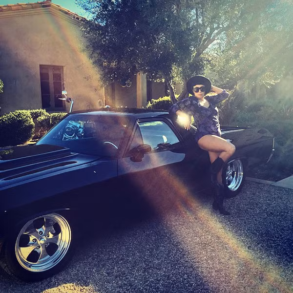 Lady Gaga tạo dáng bên chiếc Chevrolet El Camino màu đen.