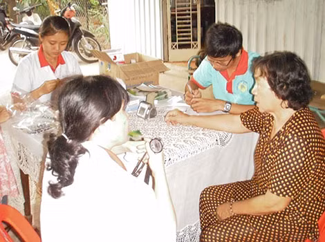 Bà Trần Thị Kính (bìa phải) lúc được các bác sĩ thăm khám.