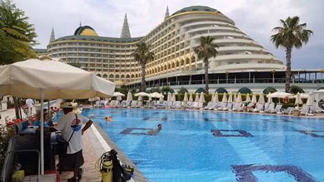 Hồ bơi ở khách sạn Delphin Imperial vắng du khách Nga. Hồ bơi ở khách sạn Delphin Imperial vắng du khách Nga.