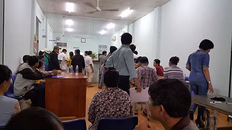 Tại phòng công chứng, rất đông người tới làm thủ tục sang nhượng.