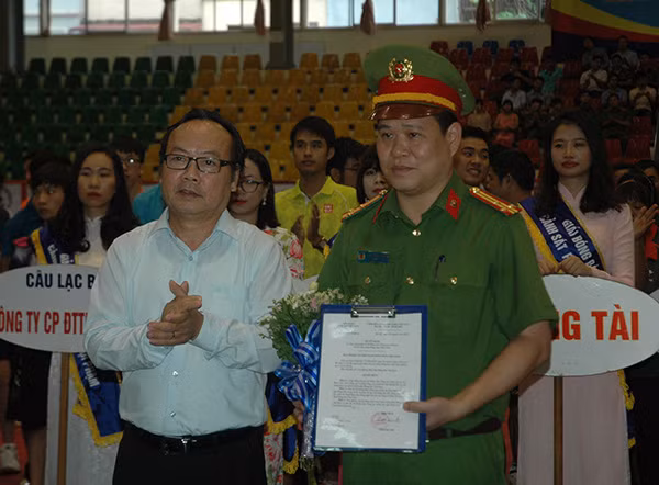 Ông Trần Gia Thái trao quyết định công nhận thành viên LĐBBVN cho đại diện CLB Bóng bàn Tổng cục cảnh sát.