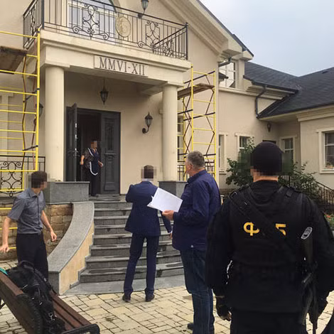 Ông A. Belyaninov (thứ 2 từ phải qua) nhận lệnh khám xét khẩn cấp của FSB.