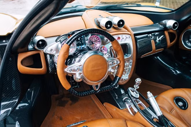 Khi bước vào Pagani Huayra, bạn có thể ngỡ đang ngồi trong chiếc xe chỉ có trên phim ảnh. Mọi chi tiết của nội thất đều được bọc da hoặc kim loại.