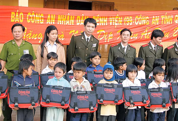 Nhà văn Đặng Vương Hưng trong một chuyến công tác hoạt động xã hội từ thiện tại Quảng Nam.