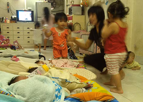 Các bảo mẫu giàu tình thương lặng thầm chăm sóc những trẻ bị bỏ rơi.
