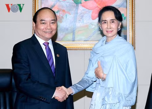 Thủ tướng Nguyễn Xuân Phúc hội kiến Bộ trưởng Ngoại giao Myanmar. Ảnh VOV. Thủ tướng Nguyễn Xuân Phúc hội kiến Bộ trưởng Ngoại giao Myanmar. Ảnh VOV.