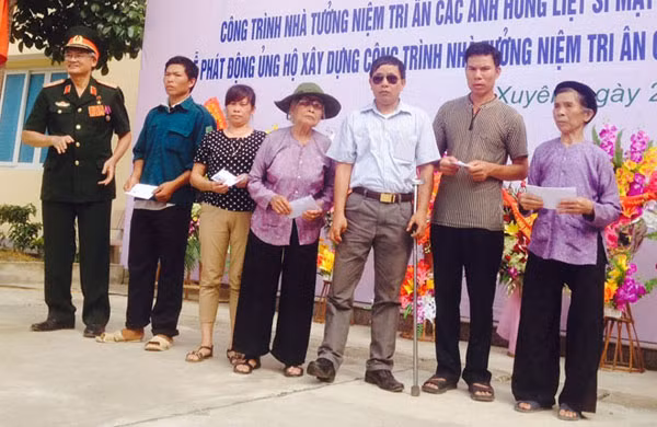 Ban liên lạc Hội CCB mặt trận Vị Xuyên tặng quà cho thương binh và gia đình liệt sỹ trên địa bàn.