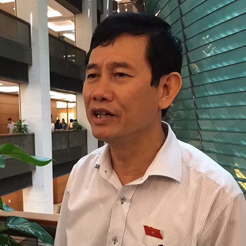 Đại biểu Quốc hội Nguyễn Ngọc Phương trả lời phỏng vấn báo chí, chiều 22-7. Đại biểu Quốc hội Nguyễn Ngọc Phương trả lời phỏng vấn báo chí, chiều 22-7.