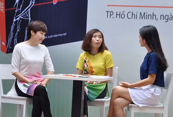 Nhà văn, nhà báo Hòa Bình và nhân vật chính của cuốn tự truyện “Cát hay là ngọc” – Sandy giao lưu tại đường sách TP Hồ Chí Minh ngày 25-6.