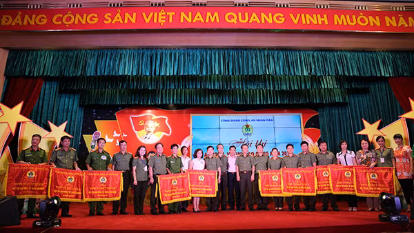 Các đại biểu với các đoàn đạt giải cao tại Hội thi.