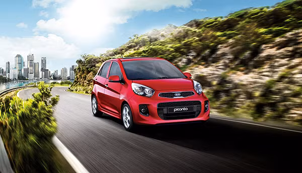 Chiếc hatchback cỡ nhỏ Kia Picanto 1.2 LS với kích thước nhỏ gọn linh hoạt vừa được ra mắt tại thị trường Nam Phi không có quá nhiều thay đổi so với những phiên bản trước. Xe sở hữu phần đầu với thiết kế đơn giản với lưới tản nhiệt hình mũi cọp đặc trưng của Kia, đèn pha Halogen và không được trang bị đèn sương mù.