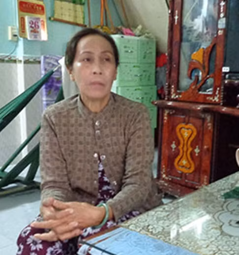 Bà Nguyễn Thị Kính mong ngóng con sớm trở về.