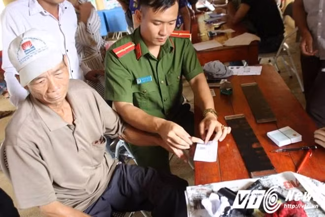 Học viện An ninh còn phối hợp với Công an huyện Tân Sơn để cấp và đổi chứng minh thư cho người dân.
