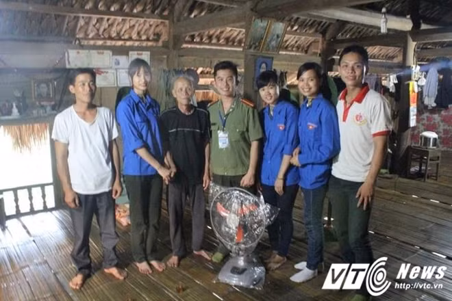 Thăm hỏi động viên sức khỏe các hộ gia đình chính sách.