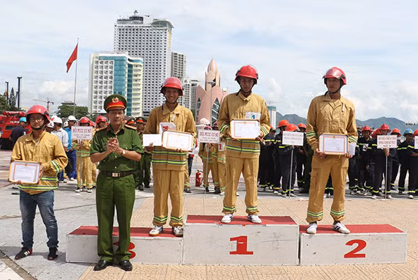 Trao giải nhất, nhì, ba cho các Đội PCCC cơ sở và Phòng Cảnh sát PCCC thuộc Cảnh sát PCCC Khánh Hòa.