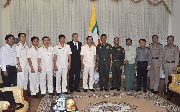 Thứ trưởng Nguyễn Văn Thành cùng Bộ trưởng Bộ Nội vụ Myanmar Kyaw Swe, Thứ trưởng Bộ Nội vụ Myanmar Aung Soe tại buổi làm việc.