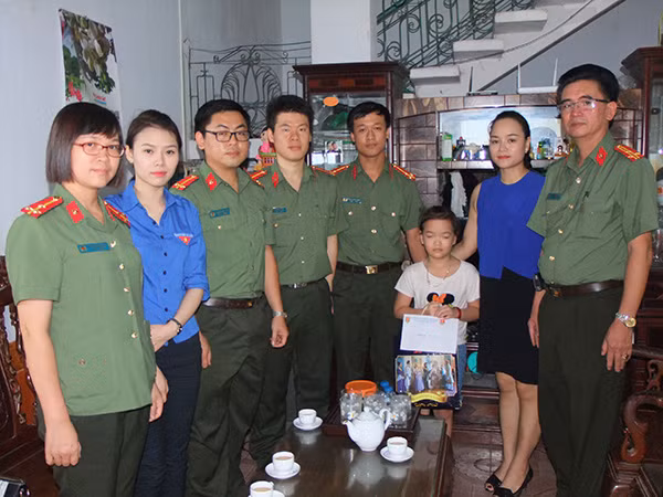 Đoàn thanh niên hai đơn vị tới thăm, tặng quà gia đình cháu Nguyễn Thùy Trang. Đoàn thanh niên hai đơn vị tới thăm, tặng quà gia đình cháu Nguyễn Thùy Trang.