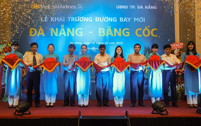 Đại diện của TP Đà Nẵng, Nhà chức trách hàng không Việt Nam và Vietnam Airlines cắt băng khai trương đường bay mới Đà Nẵng – Bangkok.