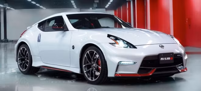 3. Nissan 370Z. Từng ra mắt chính thức vào năm 2009, trải qua gần 7 năm, mẫu xe thể thao Nissan 370Z không có nhiều thiết kế thya đổi đáng kể. Hiện phiên bản 2015 có giá bán 25.000 USD.