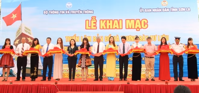 Lãnh đạo Bộ TT&TT và UBND tỉnh Sơn La cắt băng khai mạc triển lãm.