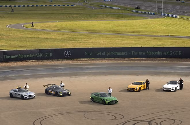 Hãng Mercedes-Benz đã chính thức tổ chức sự kiện ra mắt mẫu siêu xe Mercedes-AMG GT R hoàn toàn mới tại lễ hội tốc độ Goodwood 2016. Trong sự kiện này, ngoài quan khách, còn có cả sự tham gia của Lewis Hamilton, tay đua Công thức 1 hiện đang đầu quân cho đội Mercedes-AMG.