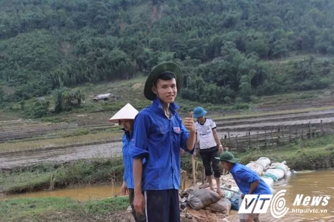 Bạn Nguyễn Văn Tú (B14D47, chuyên ngành Tham mưu chỉ huy an ninh, HVANND) rất vui khi được tham gia chiến dịch tình nguyện hè năm nay. "Qua đây, mình có cơ hội được trải nghiệm thực tế, được cùng ăn, cùng ở, cùng làm với người dân Phú Thọ", Tú nói.